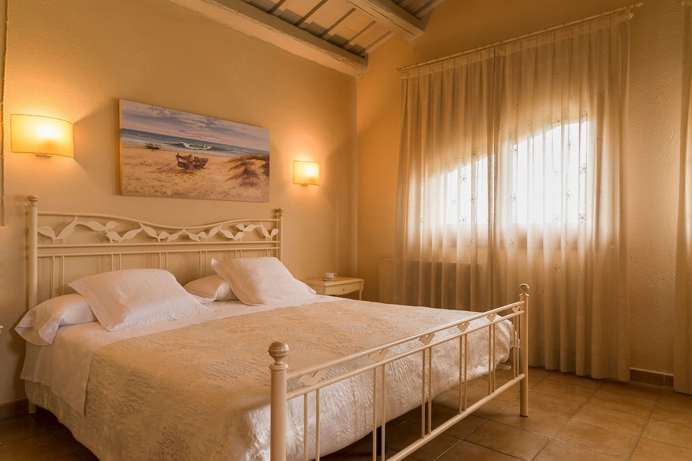 Basic Double Room, 1 King Bed, Garden View