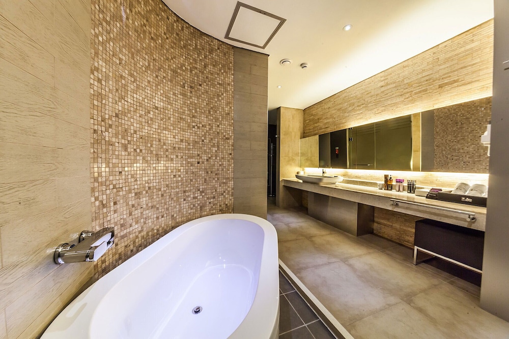 Suite Double (Extra fee applies for 2+ consecutive nights stay) photo 3