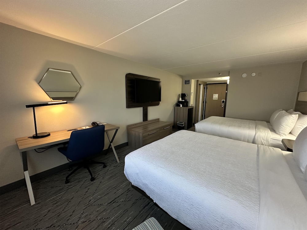 Standard Room, 2 Queen Beds, Non Smoking (Larger Room) - Photo 6