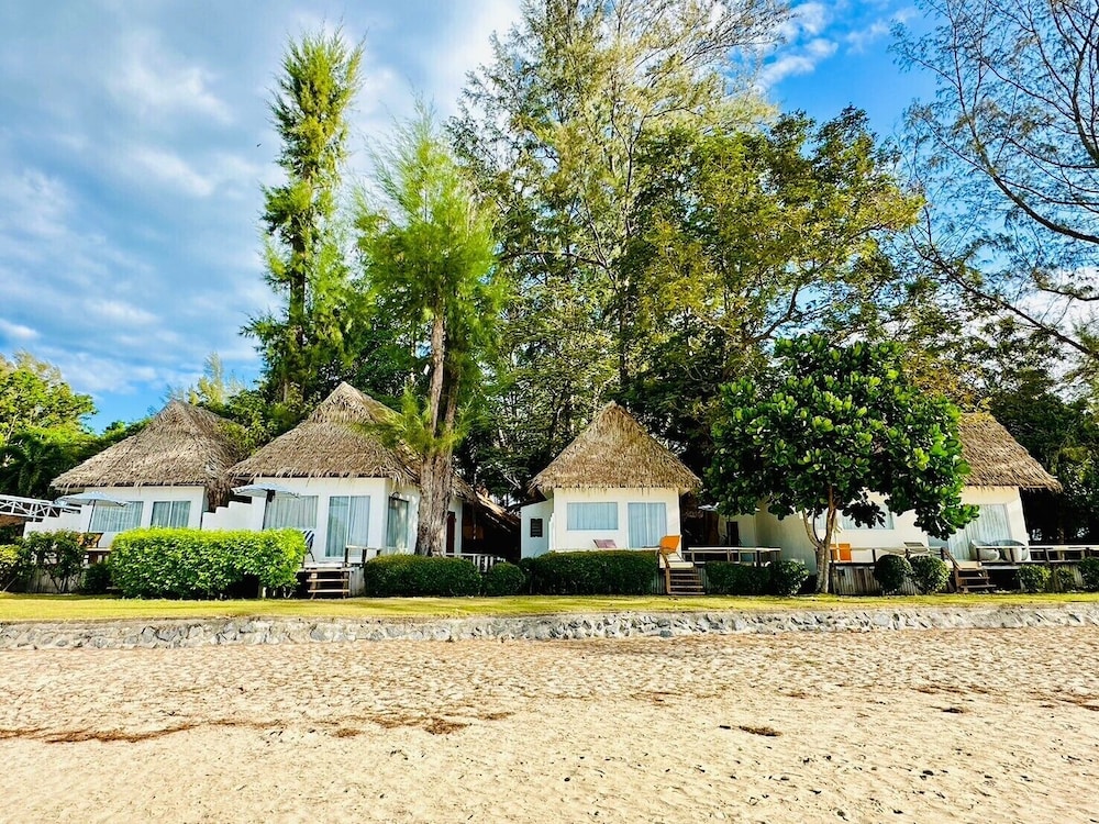 Deluxe Beachfront Bungalow photo 3