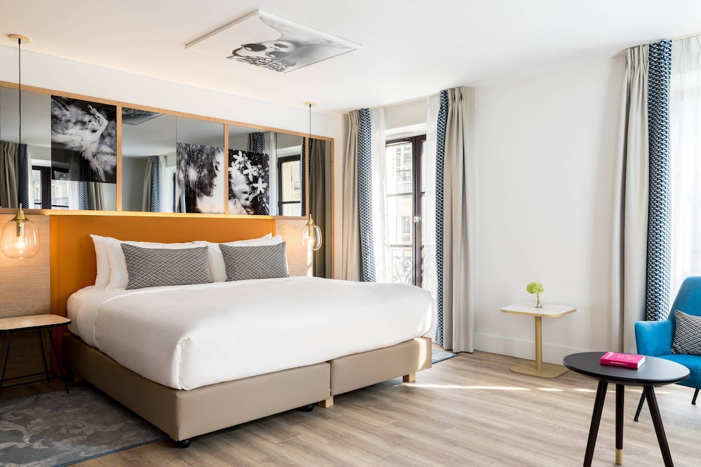 Suite, 1 King Bed, Corner photo 2
