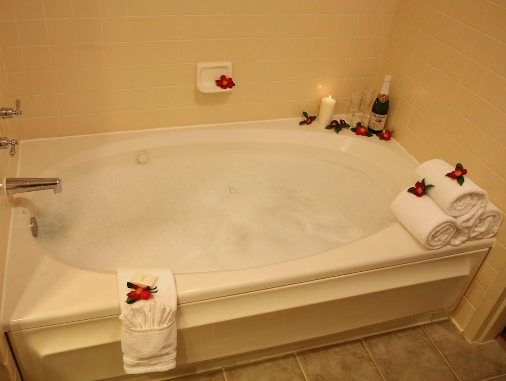 Deluxe Suite, 1 King Bed, Jetted Tub - Photo 5