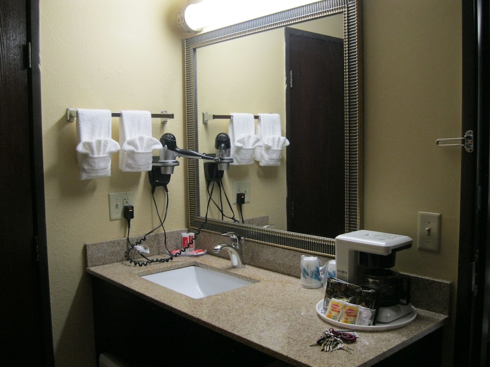 Standard Room, 2 Queen Beds, Non Smoking - Photo 2
