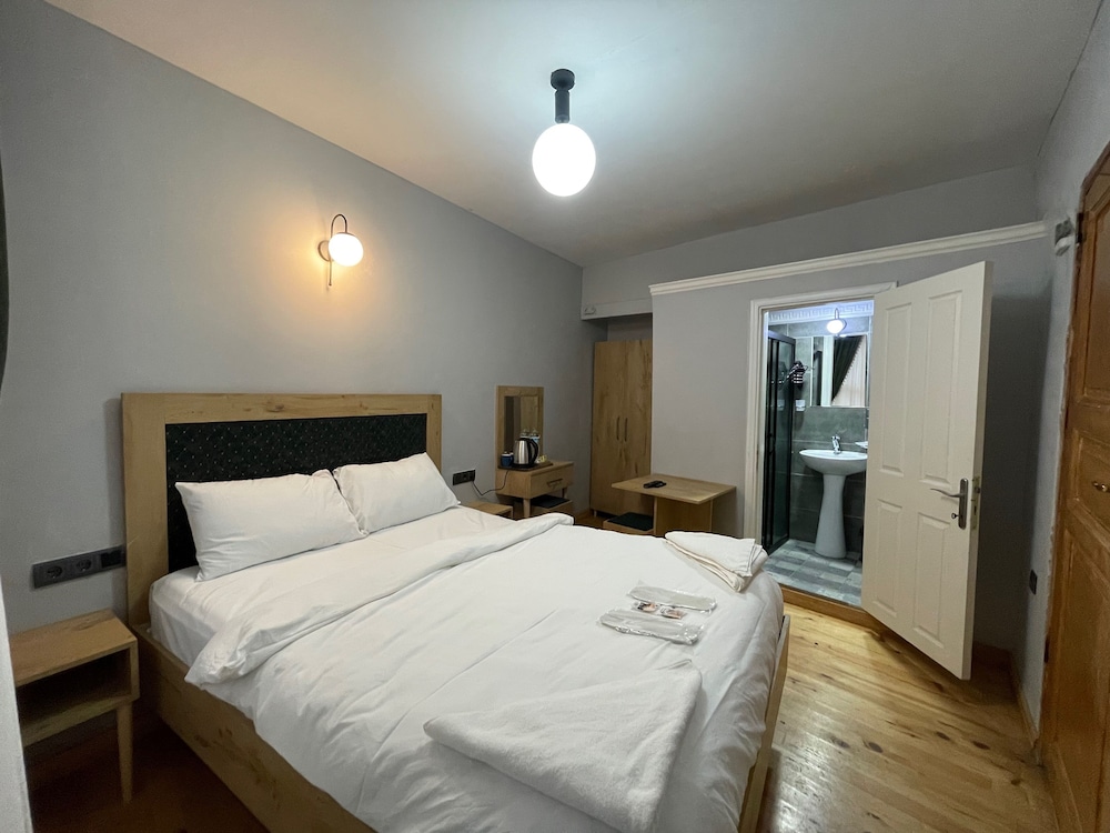 Standard Room, 1 Queen Bed, Non Smoking photo 1