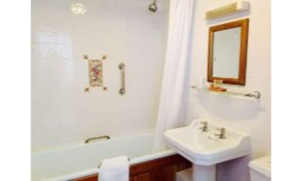 Standard Double Room, Ensuite photo 3