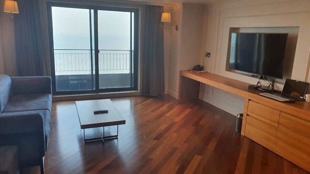 Suite (B, 4 Pm Check-In) photo 3