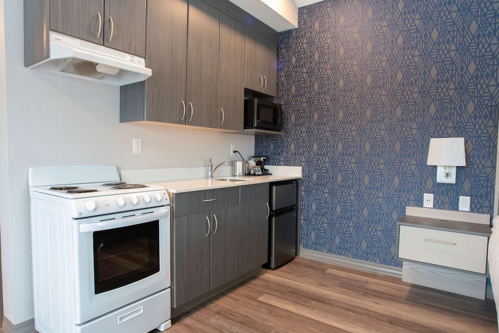 Standard Room, 1 King Bed, Non Smoking, Balcony (Dining Table) - Photo 5
