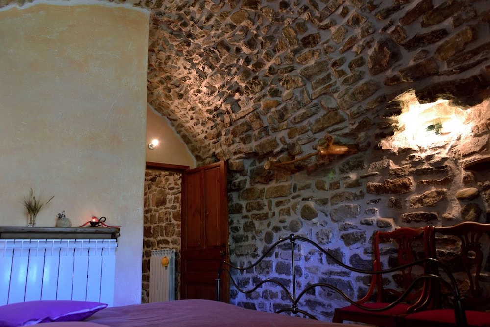 Basic Double Room, 1 Bedroom, Ensuite, Mountainside photo 1