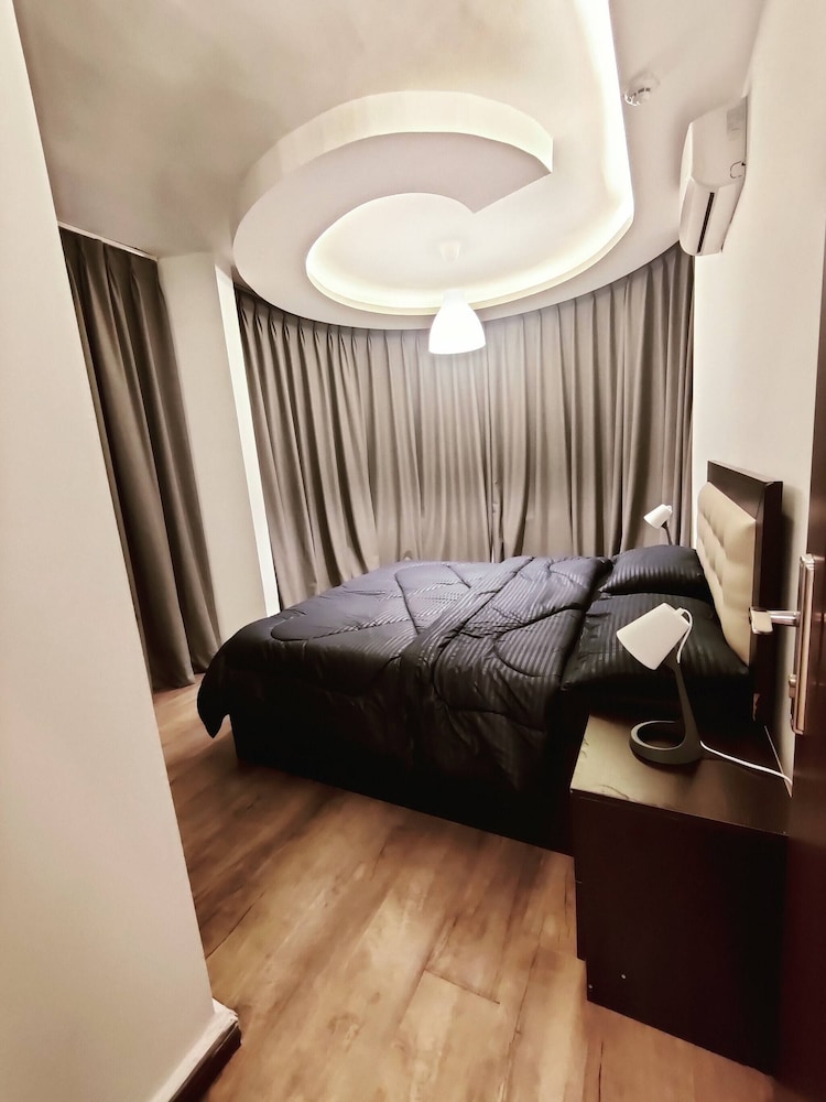 Studio, Multiple Bedrooms, Smoking