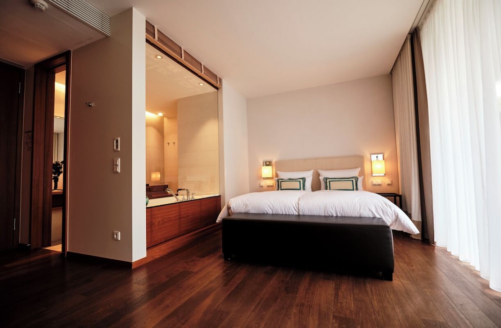 Premier Double Room, Balcony, Partial Lake View