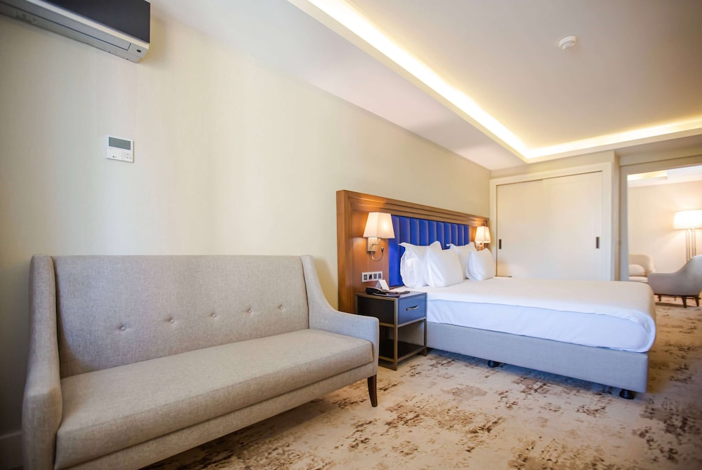 Suite, 1 King Bed, Balcony (Corner) photo 1