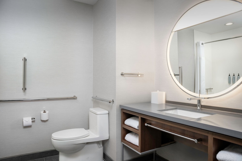 Suite, 1 Bedroom - Photo 2