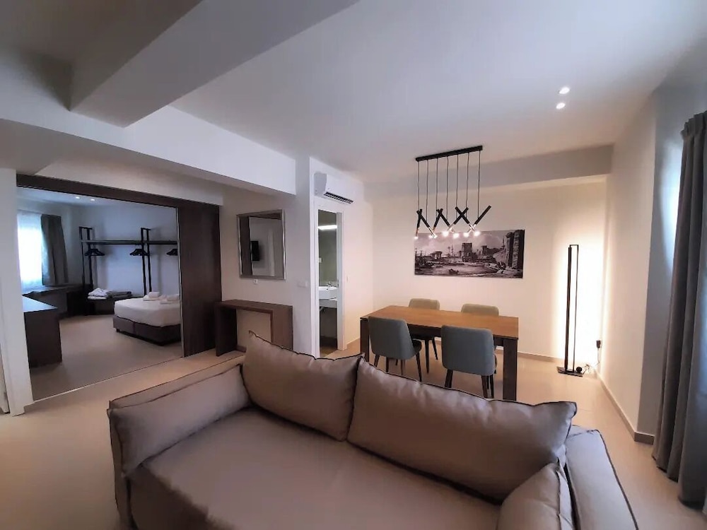 Master Suite | City View photo 1