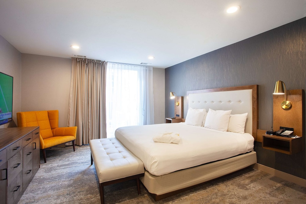 Suite, Multiple Beds, Non Smoking, Jetted Tub (Living Room;With Sofabed) - Photo 3