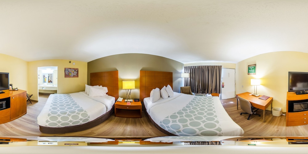 Room, 2 Queen Beds, Smoking - Photo 2