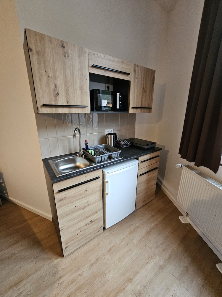 Studio, Multiple Beds, Kitchen photo 3