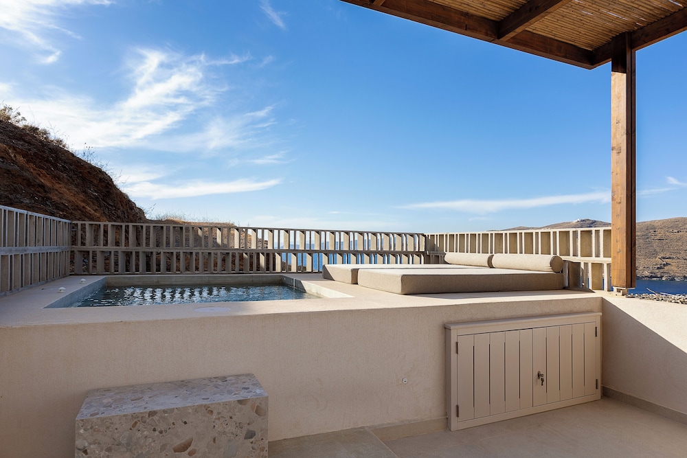 Superior Sea View Room with Outdoor Jacuzzi - Photo 3