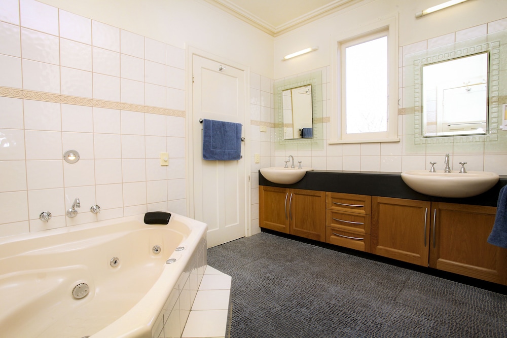 The Acland Queen Room Shared Bathroom photo 3