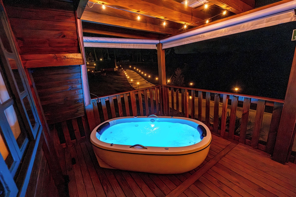 Honeymoon Chalet, Lake View photo 1