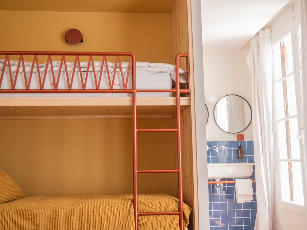 Family Quadruple Room, City View photo 3