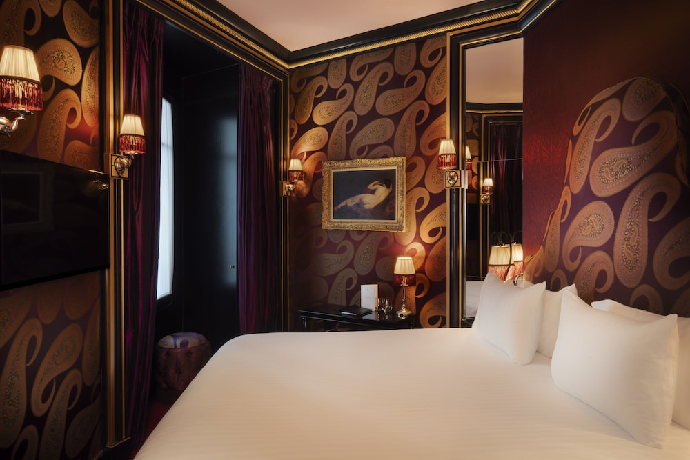 Deluxe Room thumbnail 5