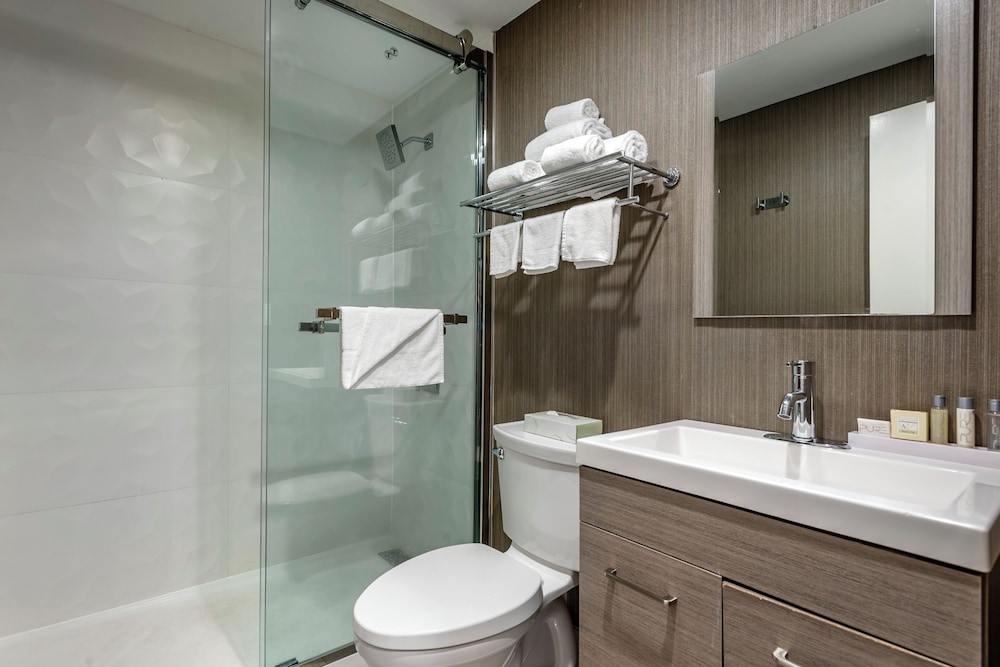 Deluxe Suite, 1 King Bed, Non Smoking photo 3