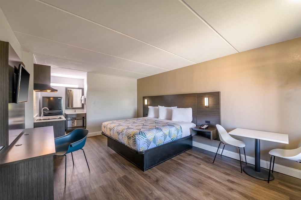 Standard Suite, 1 King Bed, Accessible, Non Smoking photo 3