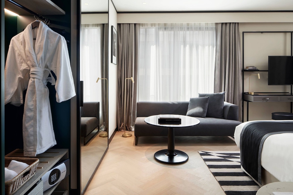Executive Room, 1 King Bed thumbnail 5