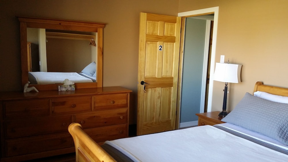 One Queen Bed photo 2