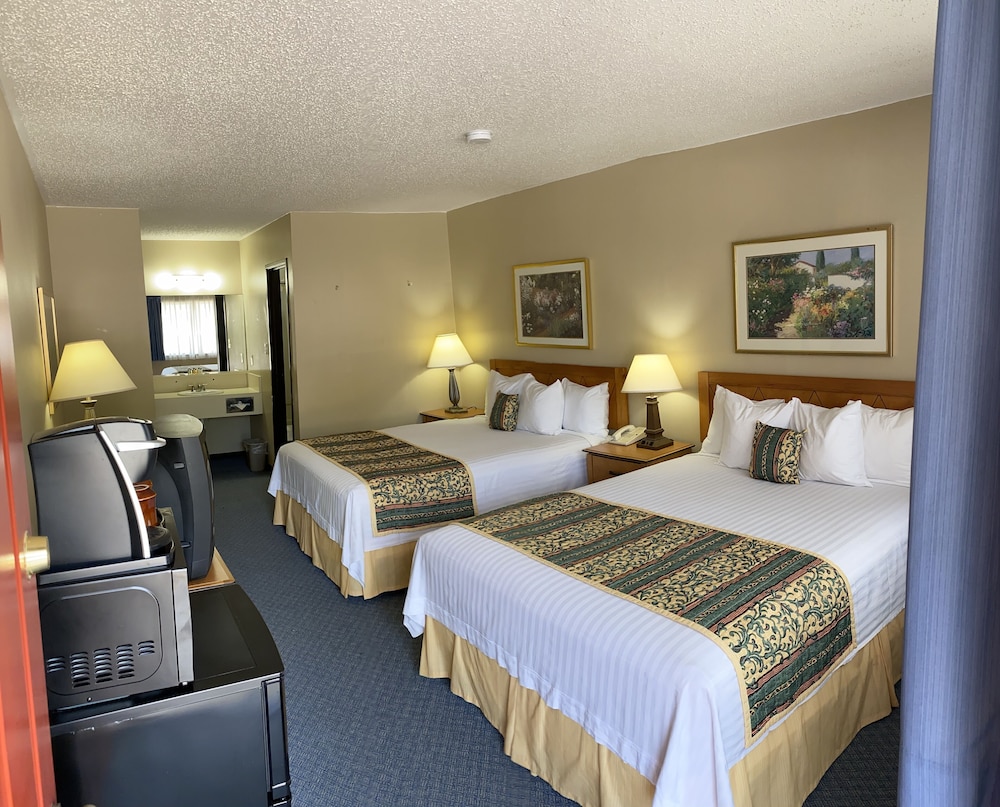 No Pets, 2 Queen Beds, Non-Smoking, Standard Unit with Refrigerator & Microwave (Ground Level)