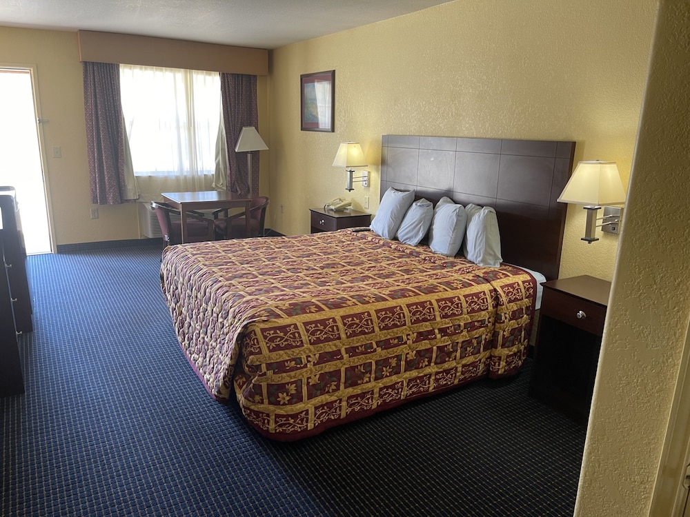 Standard Room, 1 King Bed photo 3