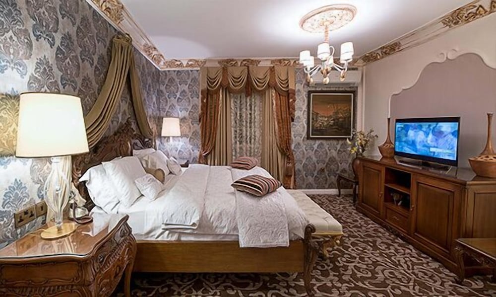 Honeymoon Suite (Danny)