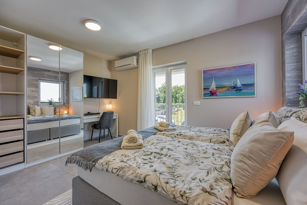 Family House, Multiple Bedrooms (Villa Aria with heated Pool and)