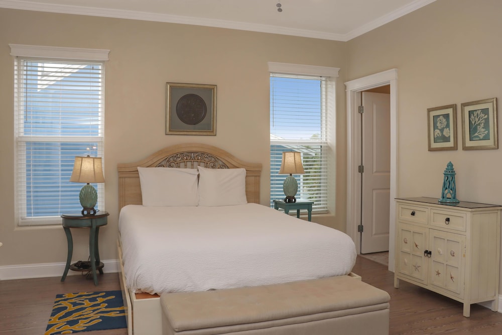 House, Multiple Beds (Farr Away Living) photo 1
