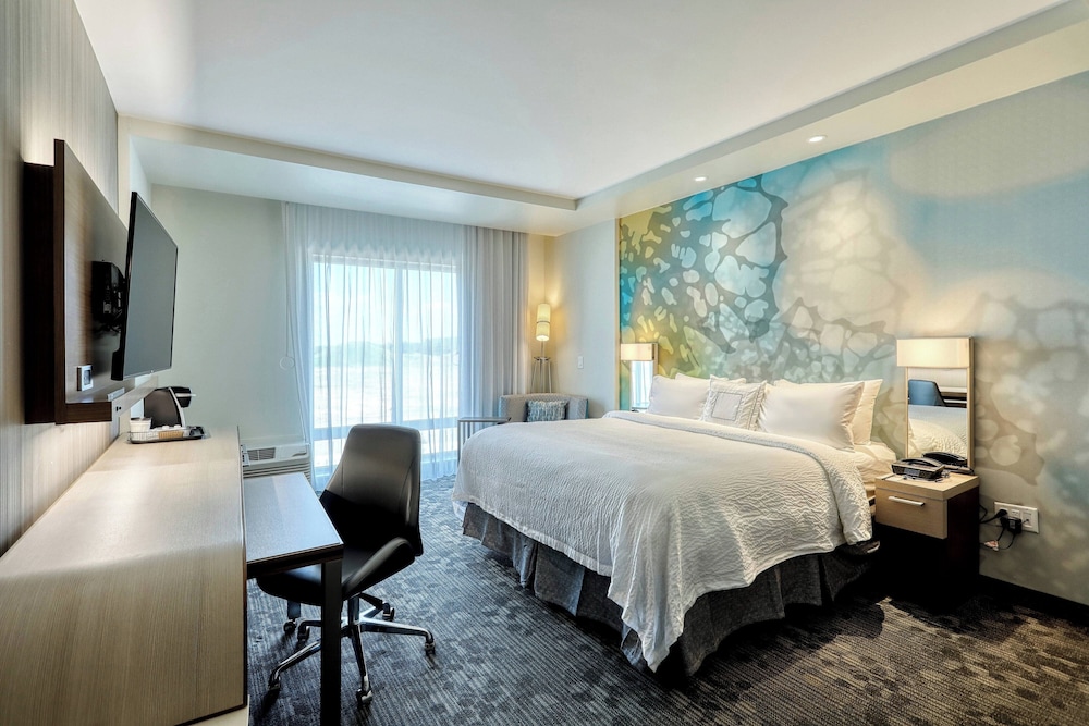 Room, 1 King Bed (Mobility/Hearing Accessible, Tub) photo 3