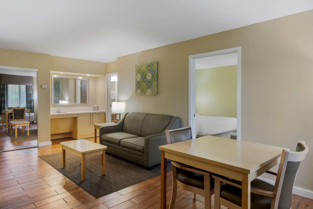 Suite, 1 Queen Bed, Accessible, Non Smoking (Walk-in Shower;with Sofabed) - Photo 10
