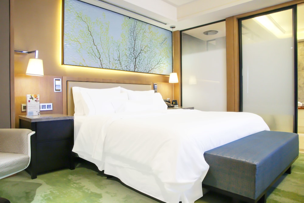 Club Room, 1 King Bed, City View