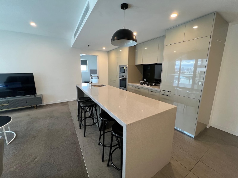 Three Bedroom Two Bathroom Compact Apartment photo 2
