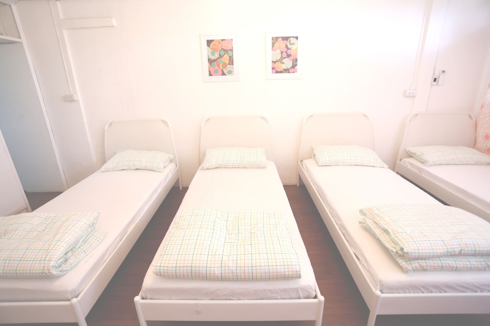 4 Single Beds with private bathroom photo 1