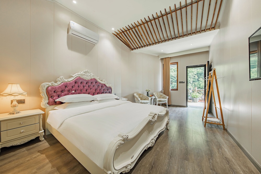 Basic Room, Hill View