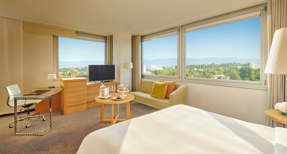 Junior Suite with One King Bed (Non Smoking)