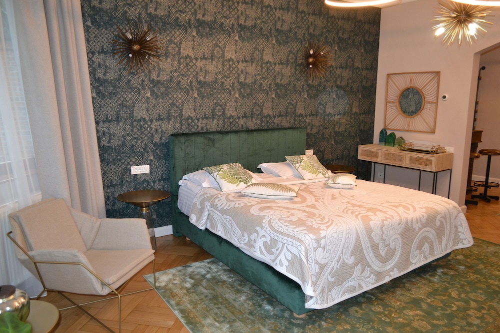 Standard Studio Suite, 1 King Bed with Sofa bed, City View