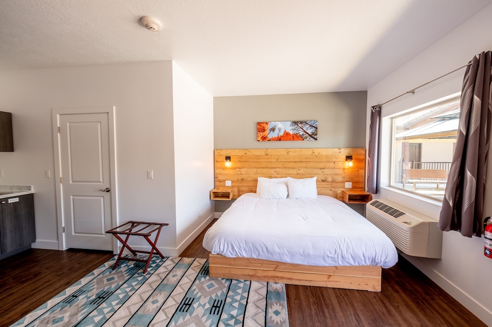 Signature Studio, 1 King Bed photo 2