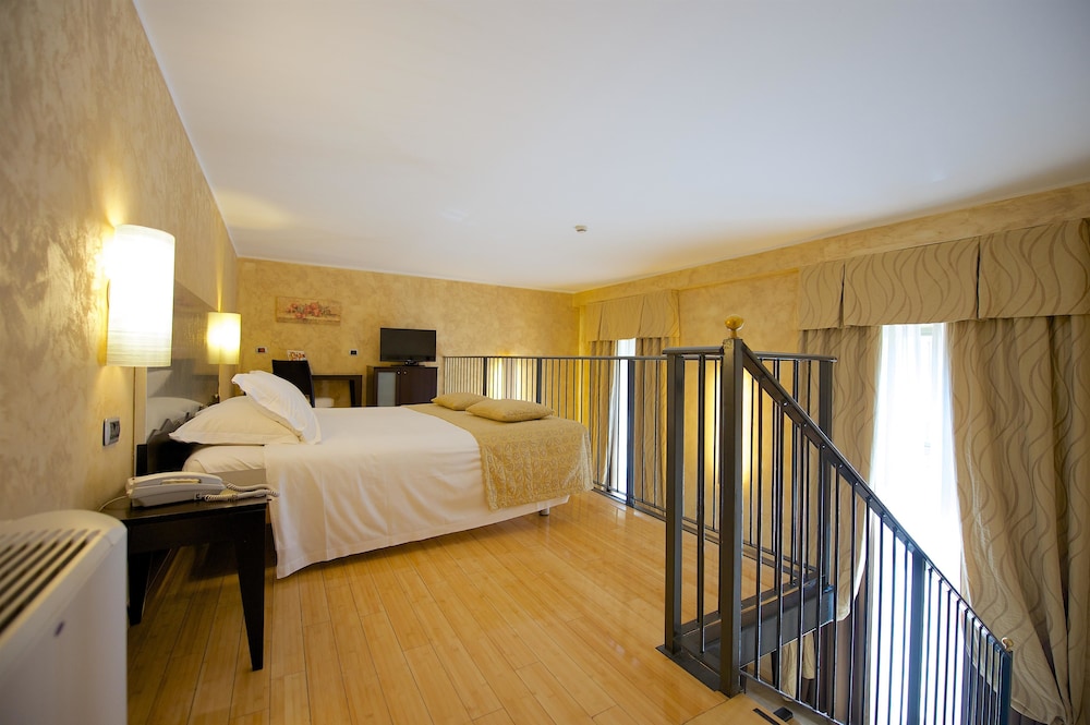 Family Room, Multiple Beds, Non Smoking, Mezzanine (Larger Room) - Photo 12