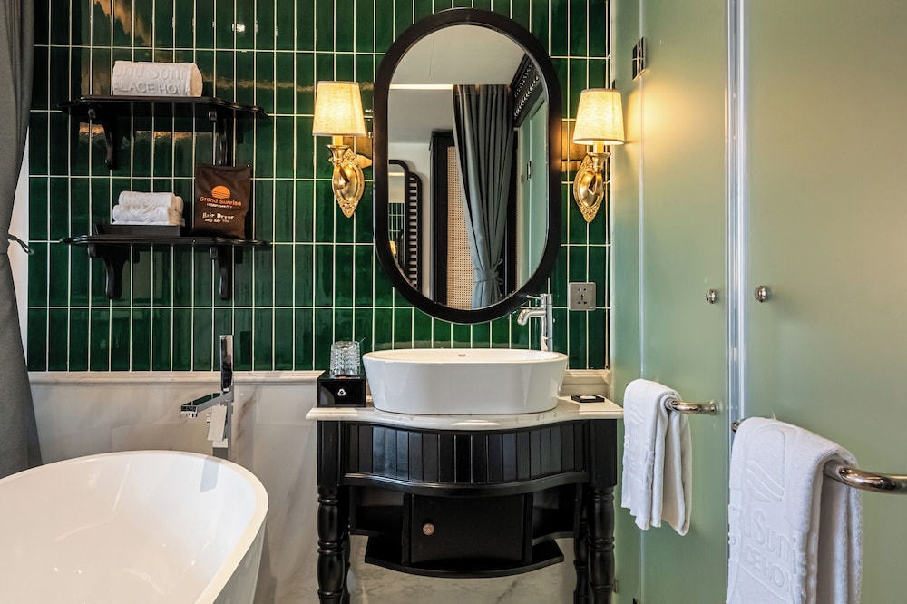 Signature Suite - Photo 6