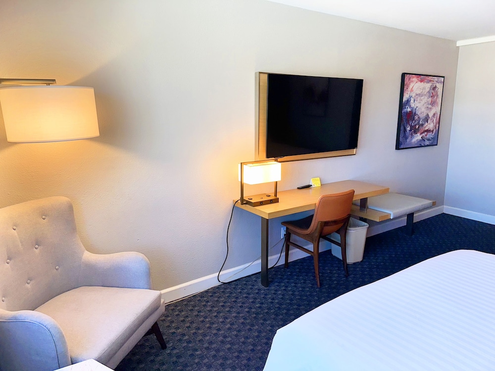 Double Room, Non Smoking - Photo 5