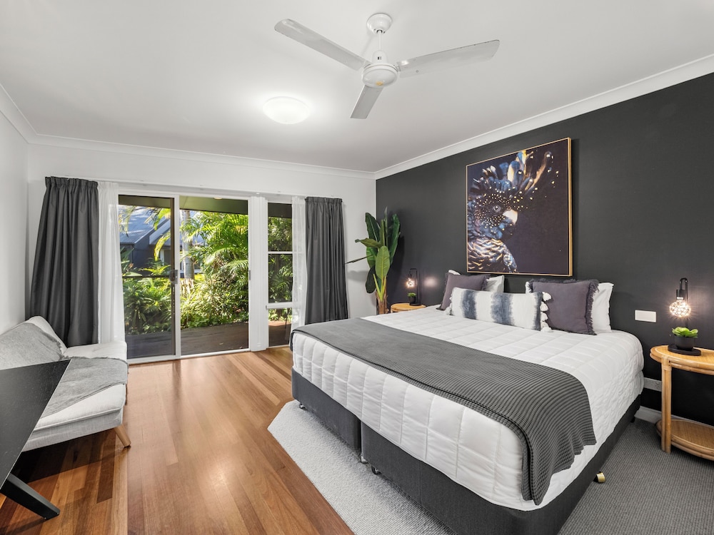Standard Room, 1 King Bed, Mobility Accessible, Garden View