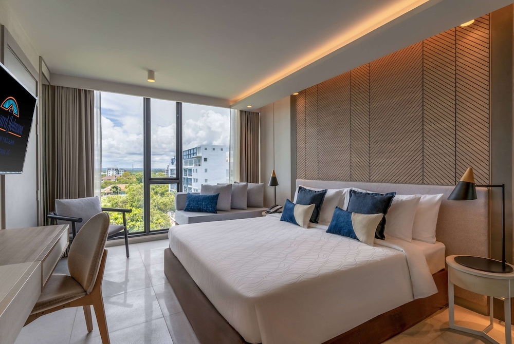 Superior Room, 1 King Bed, Non Smoking - Photo 3