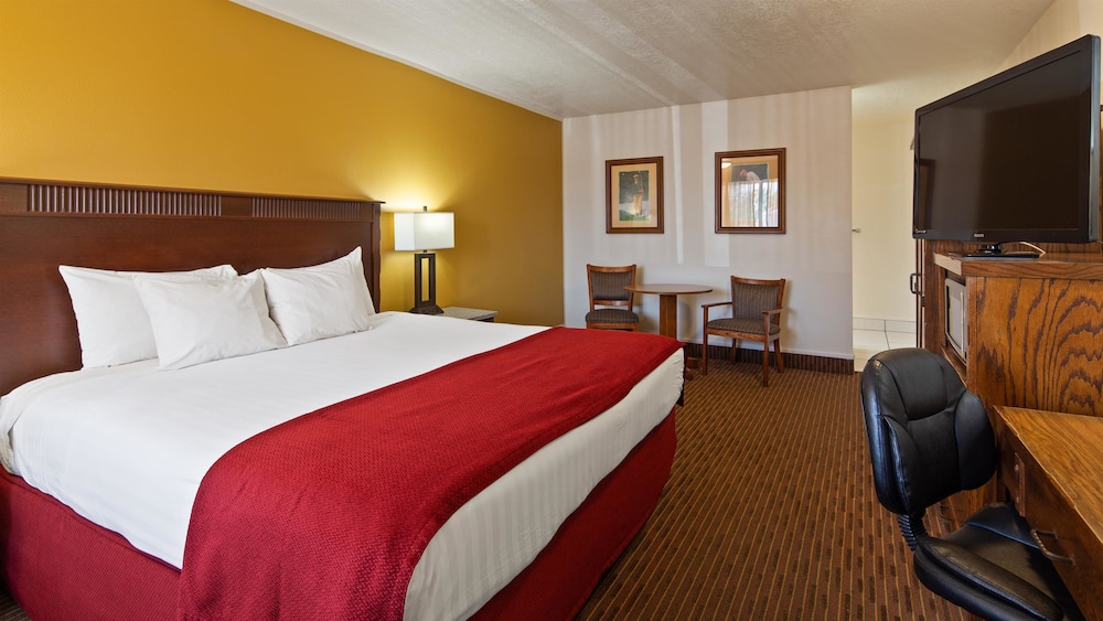 Standard Room, 1 King Bed, Non Smoking, Refrigerator & Microwave photo 2