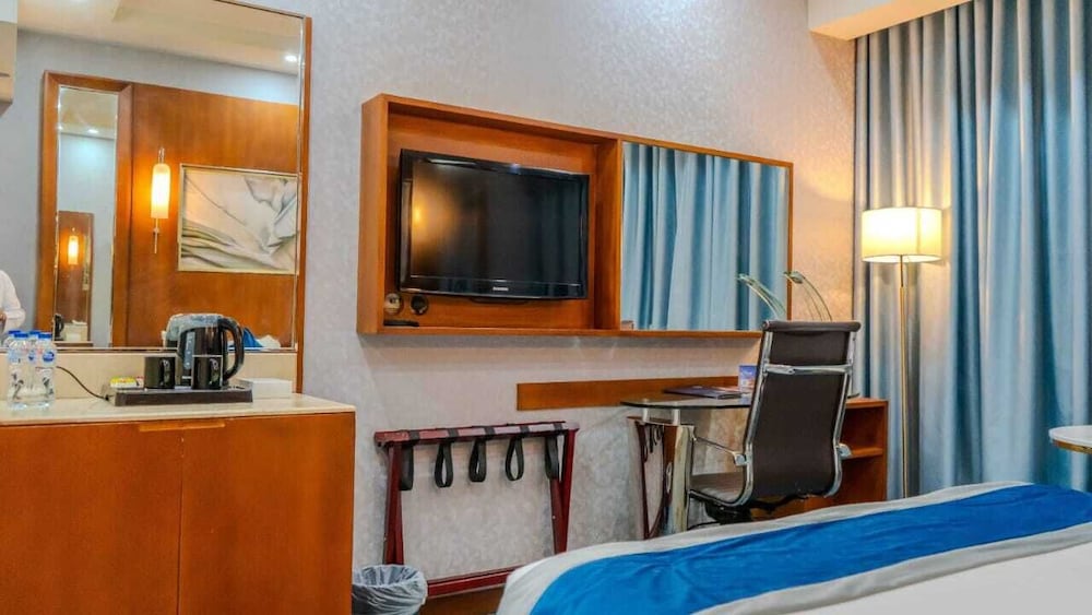 Standard Room, 1 King Bed photo 3